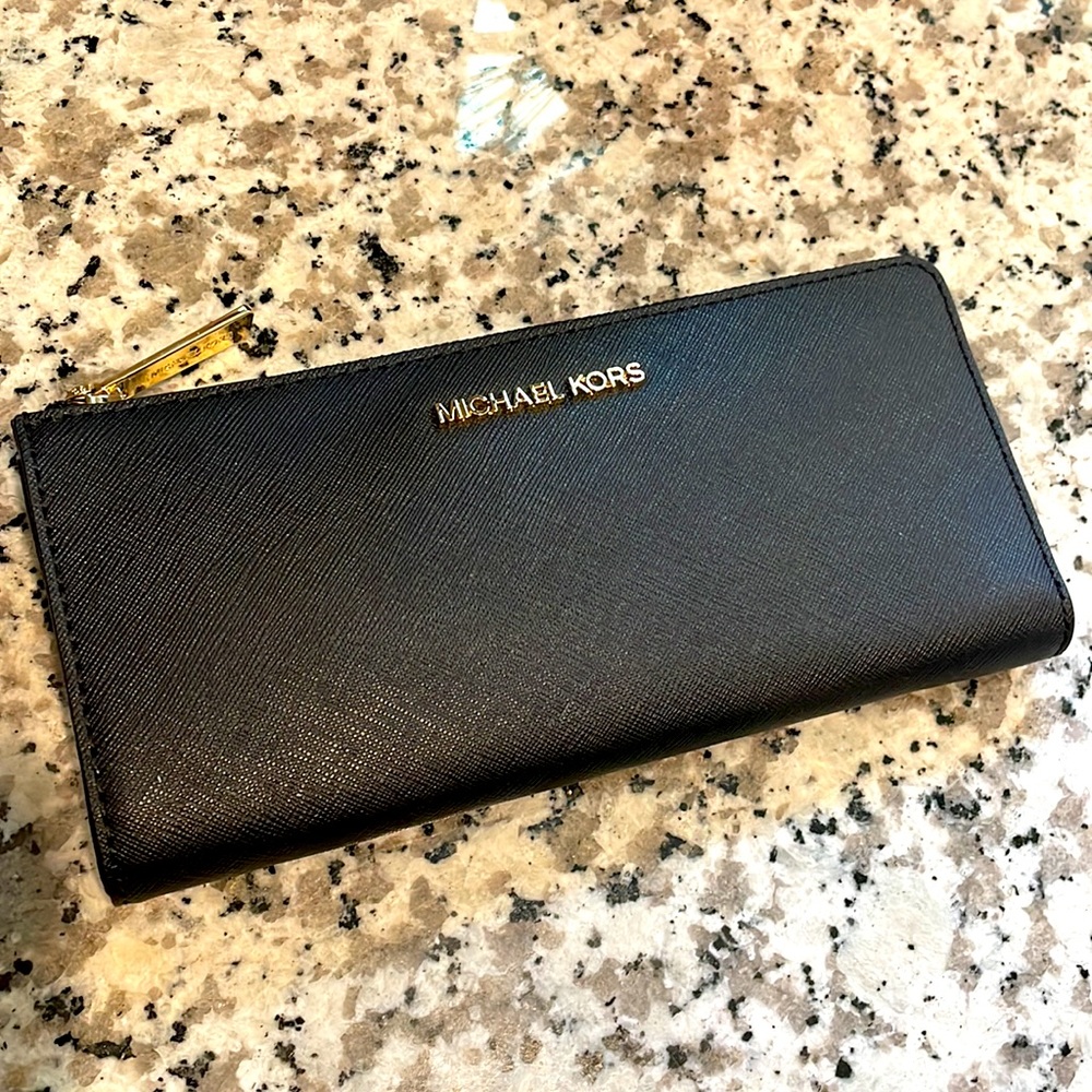 NWT Michael Kors Jet Set Wallet, Sustainably Made from Saffiano Black Leather!